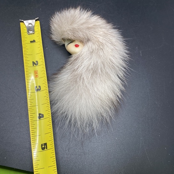 Gorgeous Fur Porcelain Lady Face Brooch - Picture 6 of 6